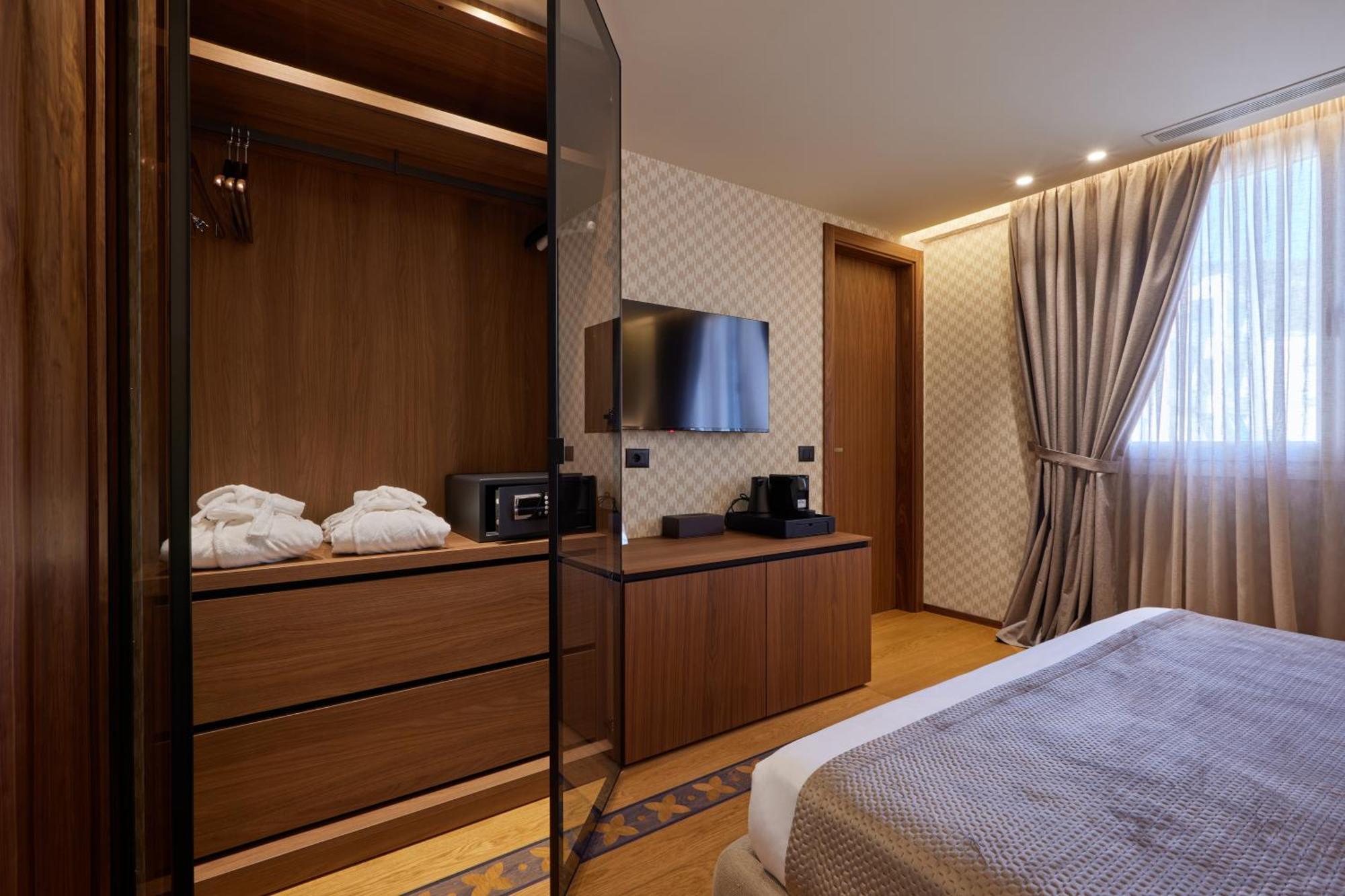 Valis Luxury Hotel Vlore Bagian luar foto