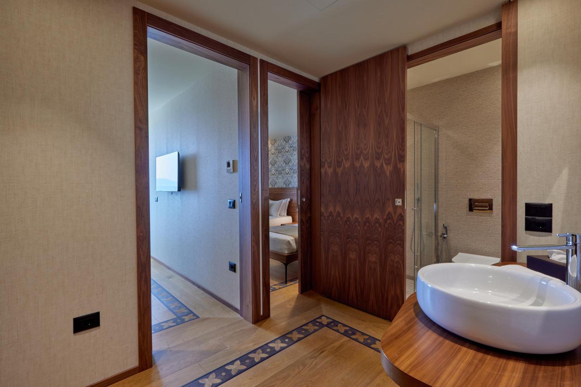 Valis Luxury Hotel Vlore Bagian luar foto
