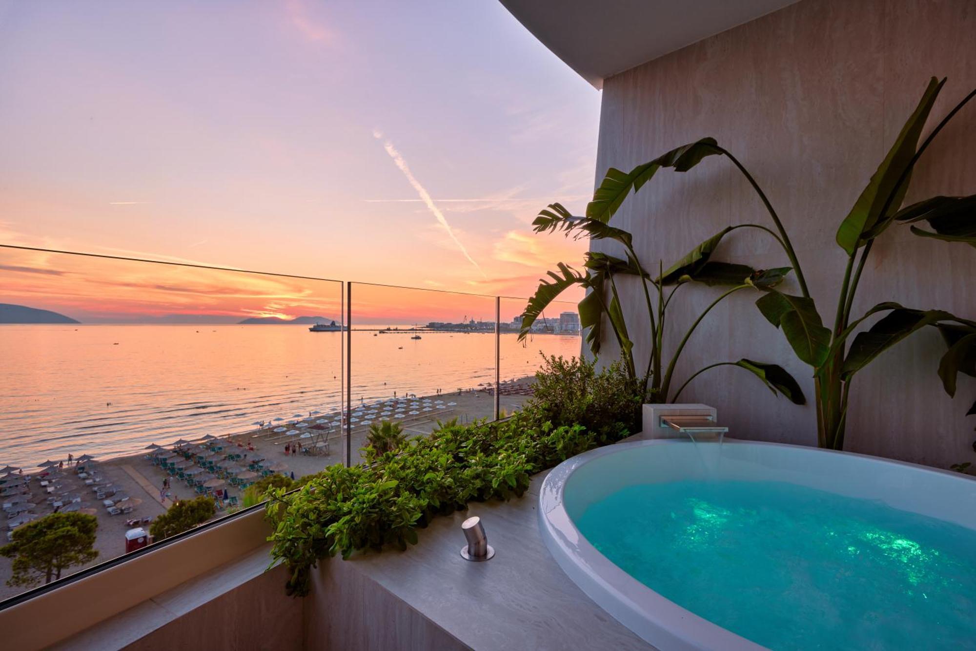 Valis Luxury Hotel Vlore Bagian luar foto